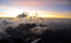 Vrchol Mt. Keni (Pt. Lenana) při východu slunce