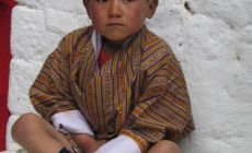 Místní chlapeček v tradičním oděvu