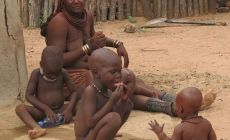 Himba paní s dětmi