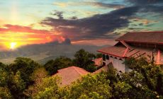 Západ slunce na vrcholu hory Gunung Raya na Langkawi