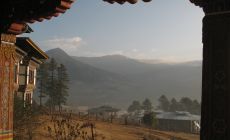 Výhled z hotelu v Phobjikha valley